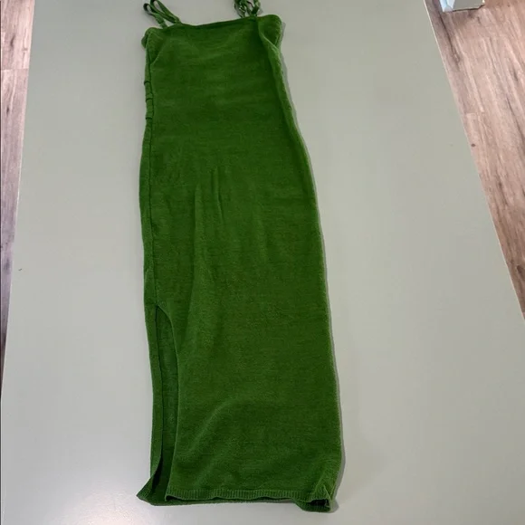 Elegant Green Sleeveless Dress - Picture 2 of 3